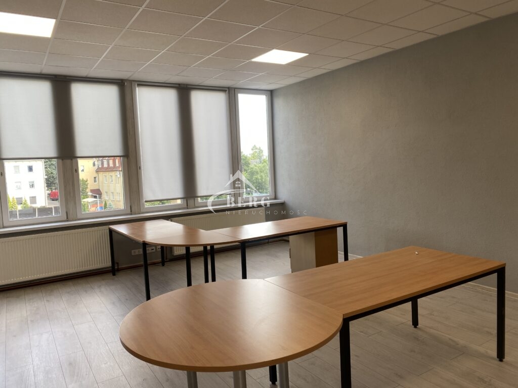 Do wynajęcia wyposażony lokal usługowy w biurowcu ZREMB