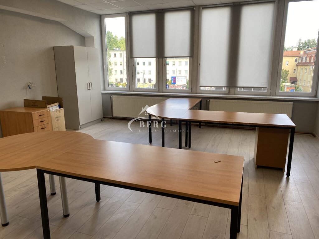 Do wynajęcia wyposażony lokal usługowy w biurowcu ZREMB