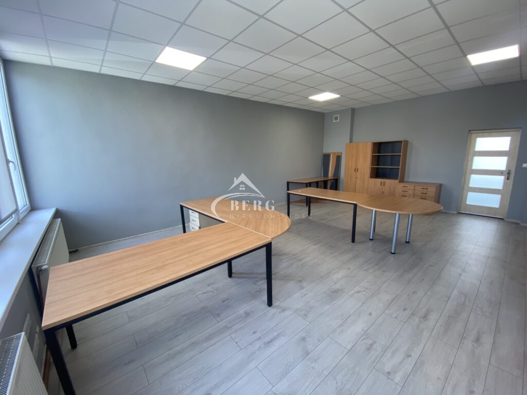 Do wynajęcia wyposażony lokal usługowy w biurowcu ZREMB